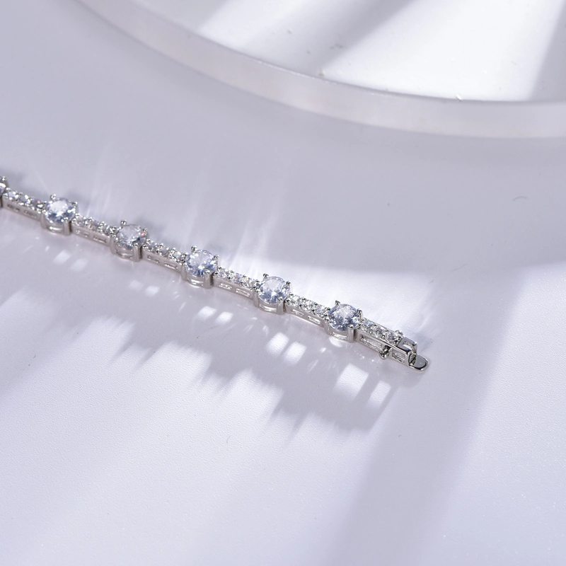 Refined Simple Design Brass Silver Fashion Jewelry Women′s Bracelet